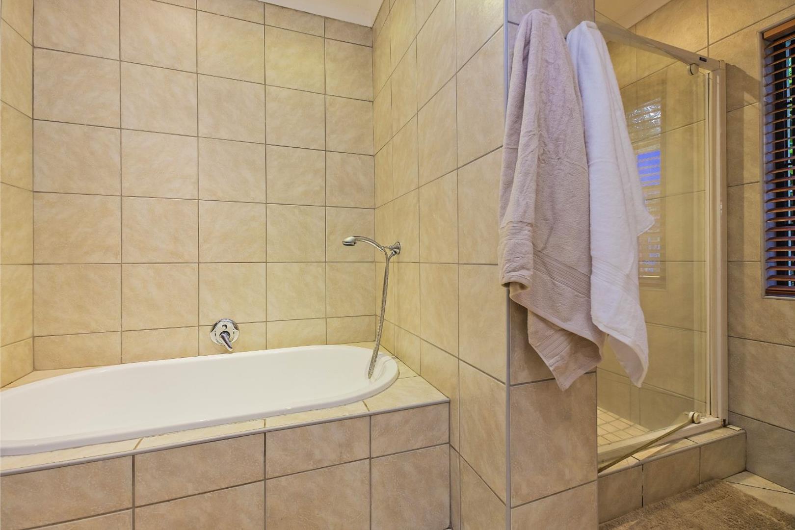 750978_Main_En-suite_Bathroom_01.jpg