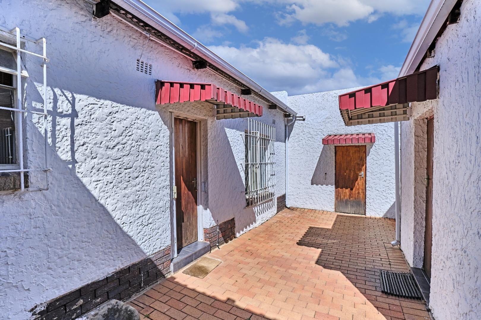 754614_Cottage___Garage_Entrance.jpg